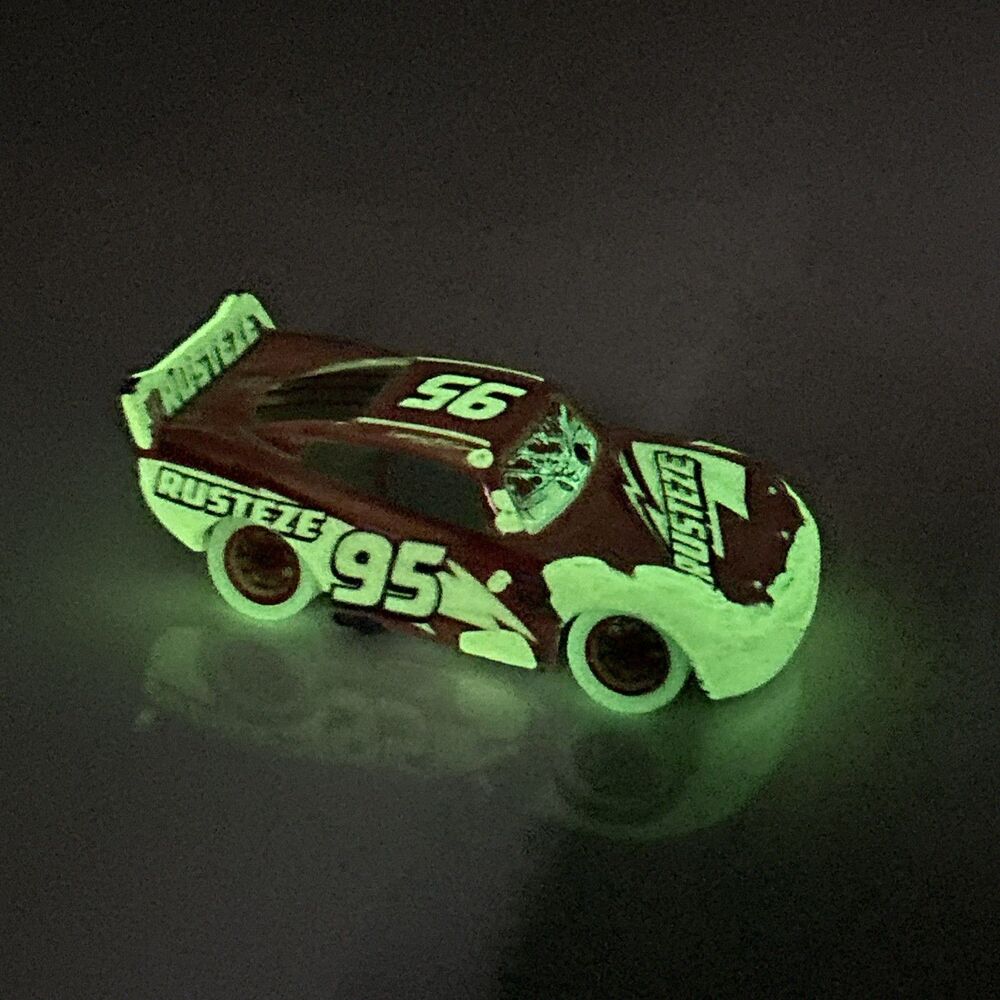 Disney Pixar Cars Lot Griswold On The Road Mater Bubble McQueen Glow In The Dark - Picture 7 of 8
